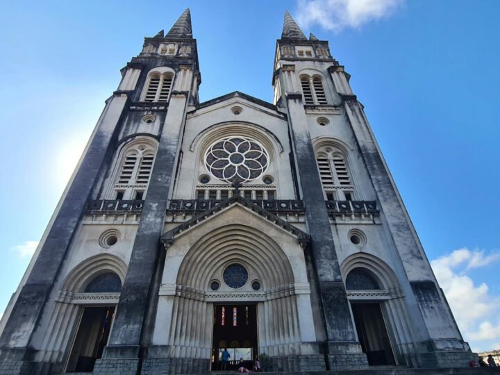 Catedral Metropolitana Santa Ortodoxa de la Candelaria de Thira